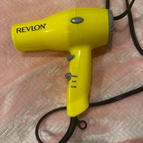 Revlon Vibrant Yellow Compact Hair Dryer - Picture 1 of 2